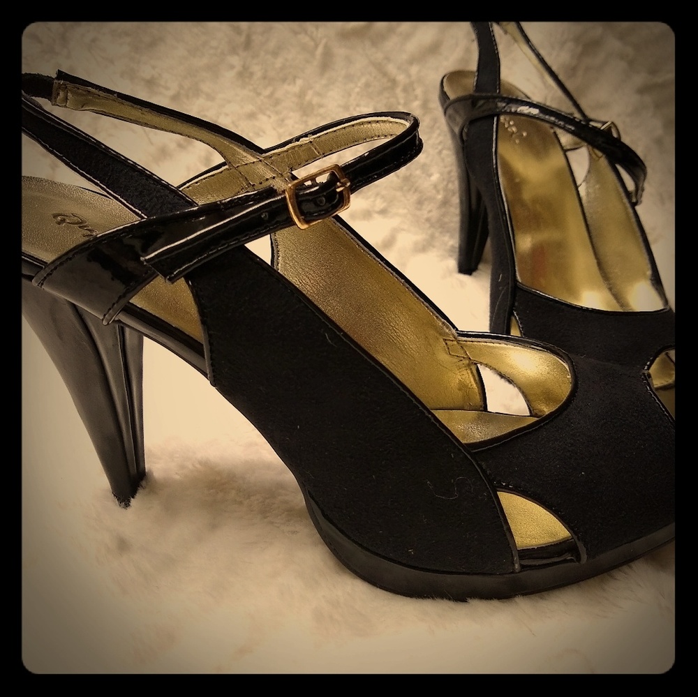 Qupid suede black cut out heels size 9